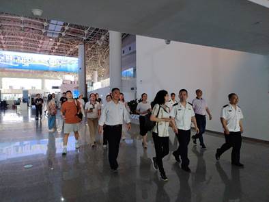 一群人站在门前描述已自动生成