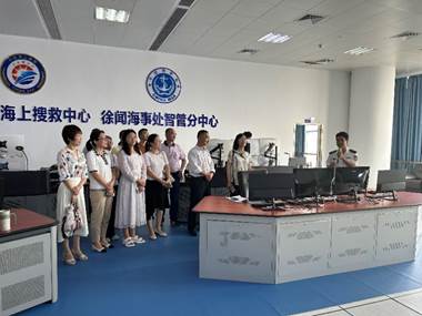 一群人站在台上中度可信度描述已自动生成