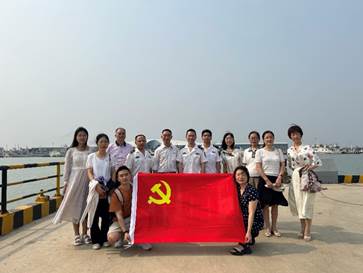 人们站在一起合影的一群人中度可信度描述已自动生成